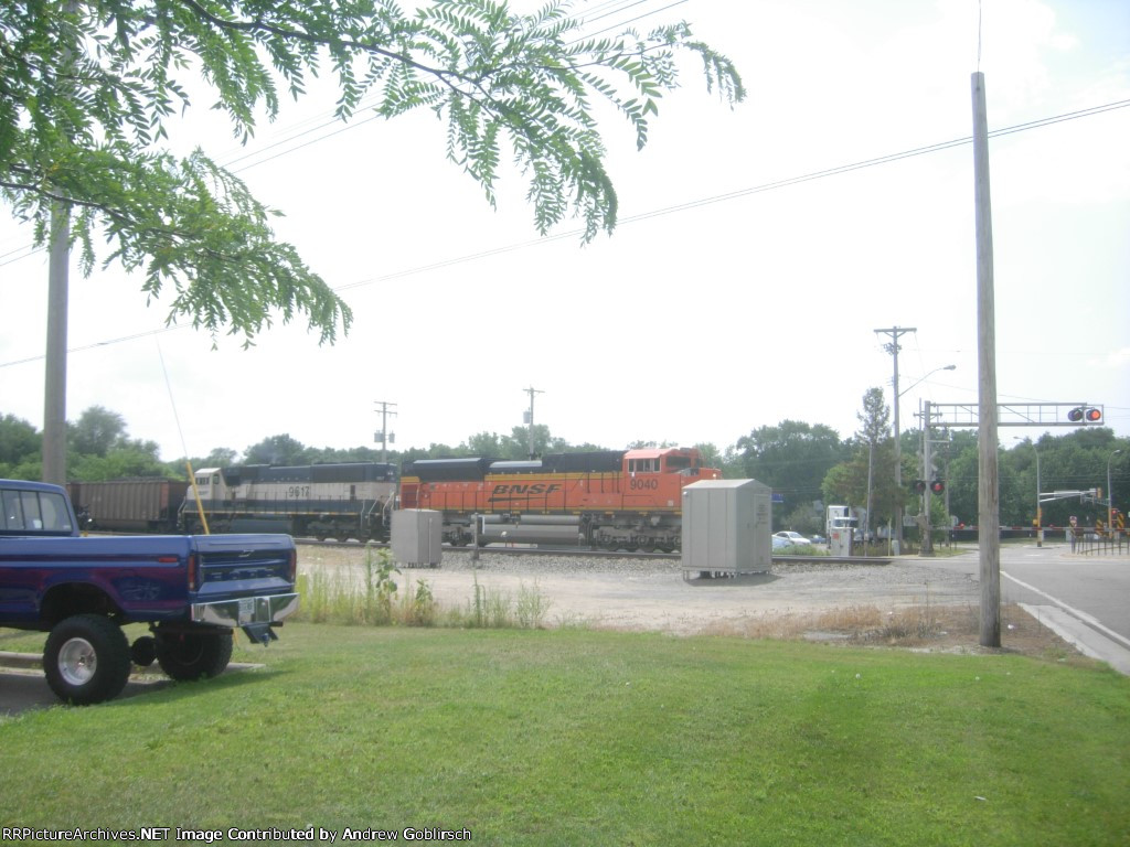 BNSF 9040 + 9617